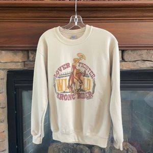 A crewneck sweatshirt, never worn, nice quality